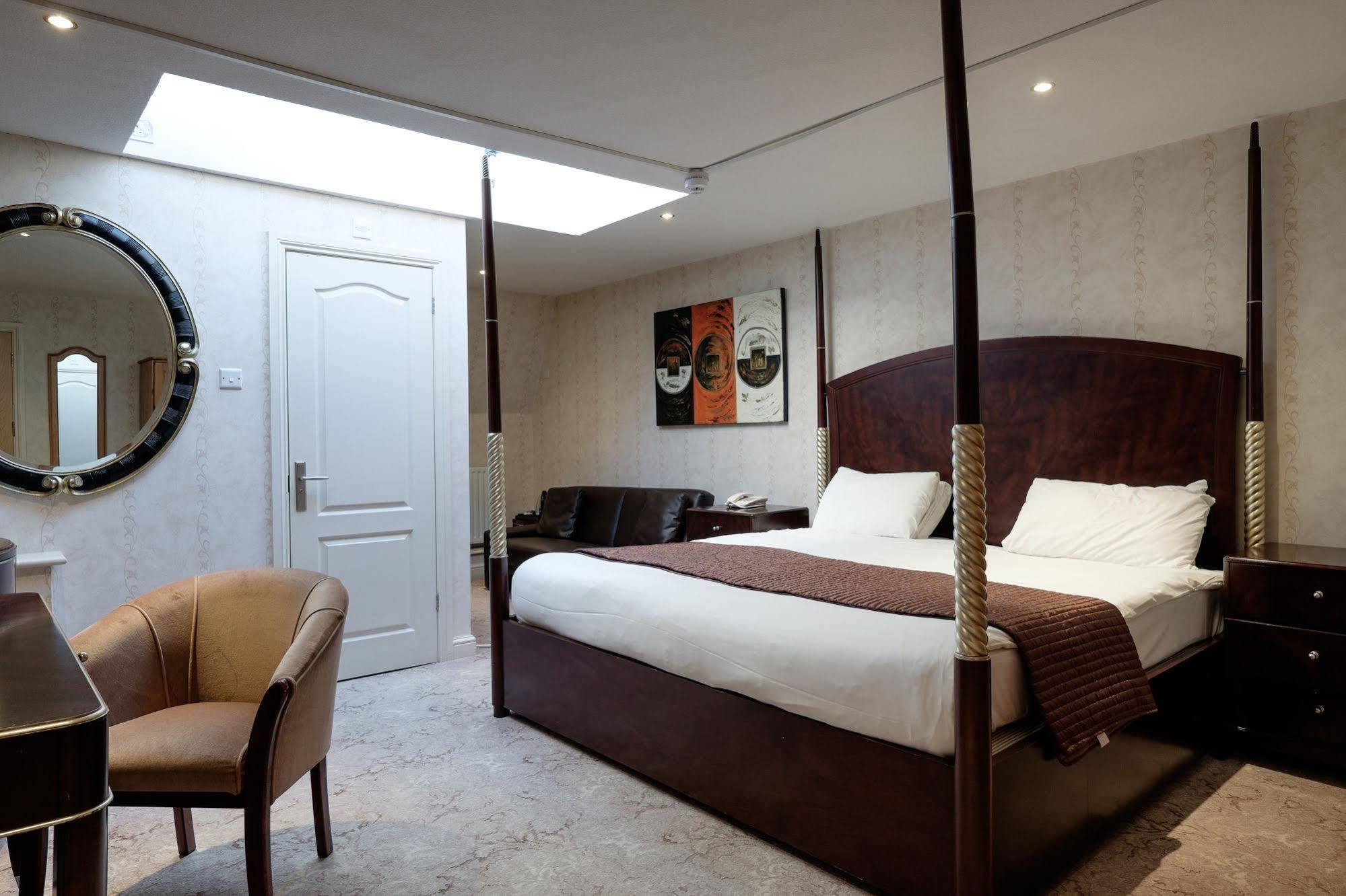 ליצ'פילד The Cathedral Hotel מראה חיצוני תמונה